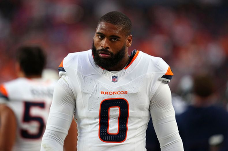 Jonathon Cooper, linebacker de los Broncos de Denver, camina a un costado del campo durante la primera mitad del juego de pretemporada de fútbol americano de la NFL contra los Vikings de Minnesota, el viernes 28 de agosto de 2026, en Denver. (AP Foto/Jack Dempsey)