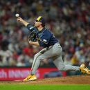 El lanzador Chad Patrick, de los Cerveceros de Milwaukee, lanza durante la cuarta entrada de un partido de béisbol contra los Filis de Filadelfia, el 24 de septiembre de 2026, en Filadelfia. (Foto AP/Matt Rourke)