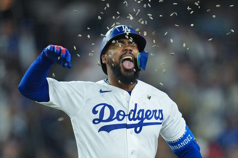 El dominicano de los Dodgers de Los Ángeles Teoscar Hernández celebra su jonrón en la sexta entrada ante los Mets de Nueva York el miércoles 15 de abril del 2206. (AP Foto/Jae C. Hong)