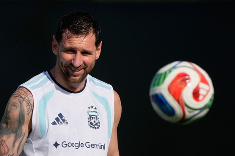 El capitán de Argentina, Lionel Messi, se entrena para el Mundial en Kansas City, el lunes 29 de junio, 2026. (AP Foto/Charlie Riedel)