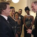 El príncipe Guillermo, el príncipe de Gales, derecha, habla con el actor estadounidense Tom Cruise, en la gala y cena de London Air Ambulance Charity en The OWO en Londres el miércoles 7 de febrero de 2024. (Daniel Leal/Pool Photo via AP)