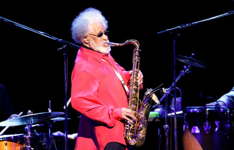 ARCHIVO - El jazzista Sonny Rollins toca durante un concierto el 4 de octubre de 2010, en Tokio. (AP Foto/Junji Kurokawa, archivo)