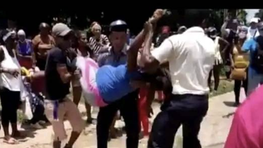 una cubana embarazada habria perdido su bebe tras una bronca en una cola para comprar comida en arroyo naranjo