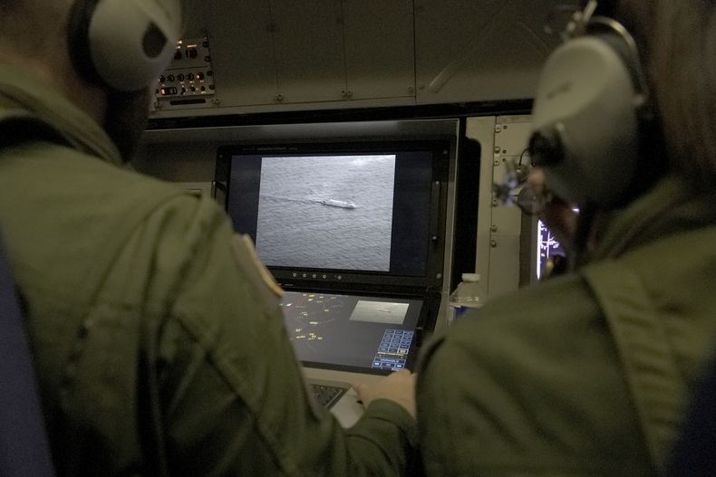 ARCHIVO – Miembros de la tripulación de un avión de vigilancia Atlantique 2 de la Marina francesa patrullan el mar Báltico para proteger los cables y oleoductos submarinos contra operaciones de sabotaje, el 23 de enero de 2025. (AP Foto/John Leicester, Archivo)