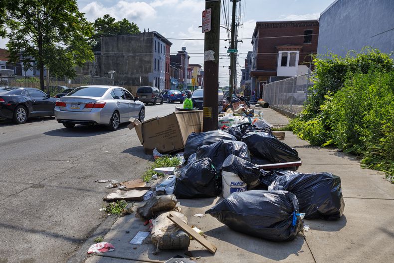 La basura se acumula en Filadelfia, en las calles Cumberland y Fairhill, en medio de la huelga el 1 de julio del 2025. (Alejandro A Alvarez /The Philadelphia Inquirer via AP)