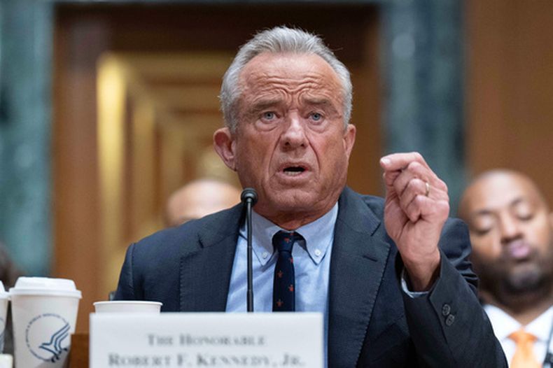 El secretario de Salud y Servicios Humanos de Estados Unidos, Robert F. Kennedy Jr., testifica ante el Comité de Finanzas del Senado en el Capitolio, el miércoles 22 de abril de 2026, en Washington. (AP Foto/Jose Luis Magana)