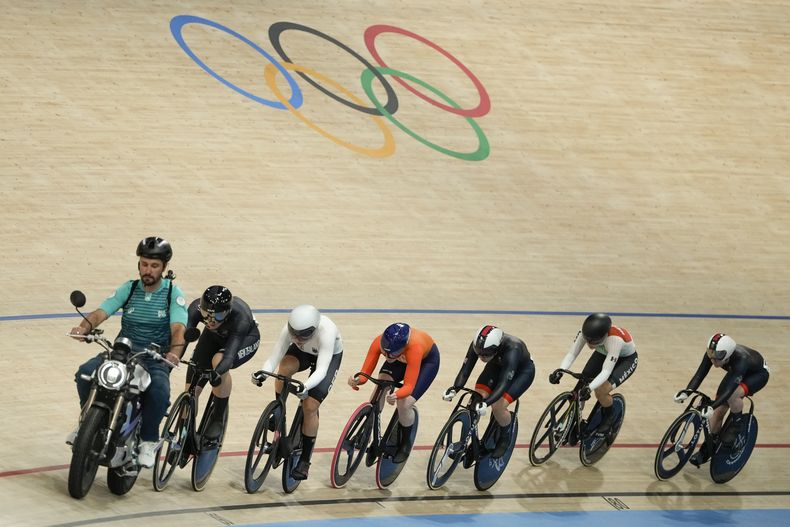 Las ciclistas disputan la final de keirin en los Juegos Olímpicos, el jueves 8 de agosto de 2024, en París (AP Foto/Ricardo Mazalán)