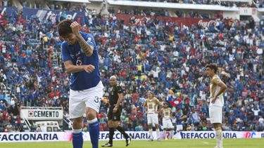 americateve | El argentino Mauro Formica, del Cruz Azul, celebra luego de anotar frente a Pumas, el s&aacute;bado 26 de abril de 2014, en un partido del Clausura mexicano (AP Foto/Christian Palma)