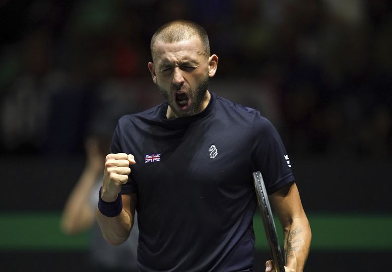 El británico Dan Evans celebra durante el encuentro ante el francés Arthur Fils en el último día de la fase de grupos en Manchester el domingo 17 de septiembre del 2023. (Martin Ricketts/PA via AP)