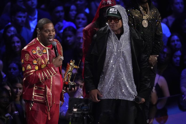LL Cool J, a la derecha, entrega el premio Rock the Bells Visionary a Busta Rhymes, a la izquierda, durante los MTV Video Music Awards el domingo 7 de septiembre de 2025, en el UBS Arena en Elmont, Nueva York. (Foto Charles Sykes/Invision/AP)