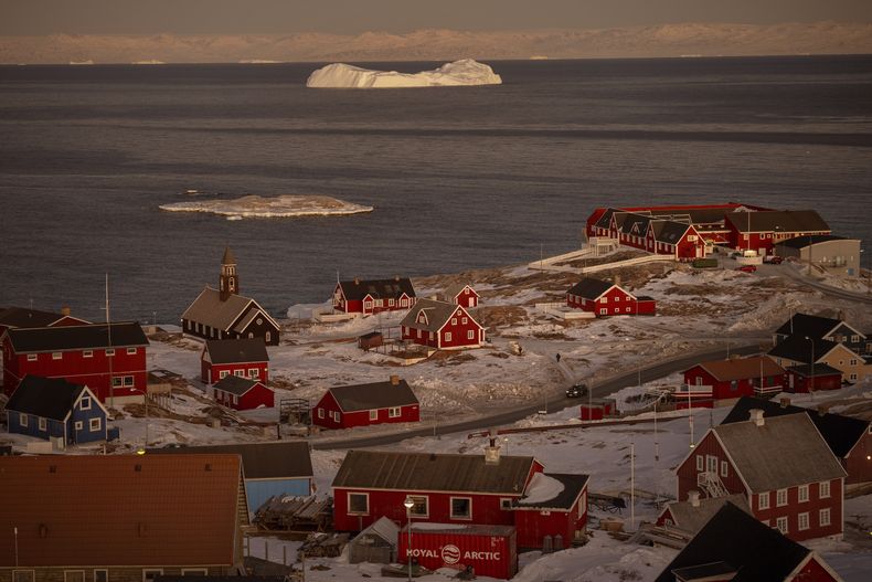 Un iceberg puede apreciarse el miércoles 19 de febrero de 2025 desde la ciudad de Ilulissat, Groenlandia. (AP Foto/Emilio Morenatti)