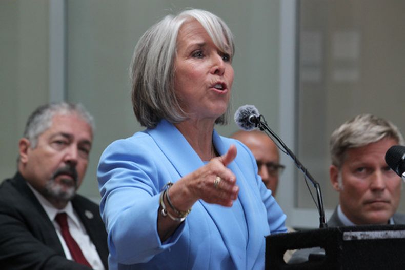 La gobernadora de Nuevo México, Michelle Lujan Grisham, habla de hacer que las autoridades federales rindan cuentas por políticas que permitieron que pastillas de fentanilo llegaran a las calles, en una conferencia de prensa en Albuquerque, el lunes 29 de junio de 2026. (AP Foto/Susan Montoya Bryan)