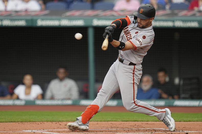 Michael Conforto, de los Gigantes de San Francisco, batea un doble en la primera entrada en el juego de béisbol en contra de los Guardianes de Cleveland, el viernes 5 de julio de 2024, en Cleveland. (AP Foto/Sue Ogrocki)