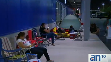 americateve | Un grupo de personas está acampado frente a las puertas de la primera tienda de Ikea en Miami, a la caza de las ofertas de mañana.