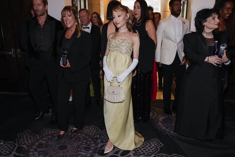 Ariana Grande llega a la 82ª edición de los Globos de Oro el domingo 5 de enero de 2025 en el Beverly Hilton de Beverly Hills, California. (Foto AP/Chris Pizzello)