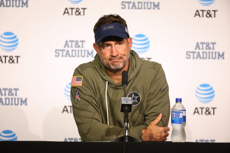 Brian Schottenheimer, head coach de los Cowboys de Dallas, responde preguntas durante la conferencia de prensa posterior al partido contra los Cardinals de Arizona, el lunes 3 de noviembre de 2025, en Arlington, Texas. (AP Foto/Richard Rodriguez)