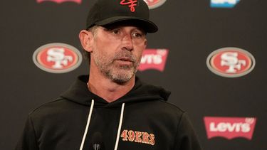 ARCHIVO - Foto del 28 de mayo del 2026, el entrenador de los 49ers de San Francisco Kyle Shanahan en conferencia de prensa tras un entrenamiento. (AP Foto/Jeff Chiu, Archivo)