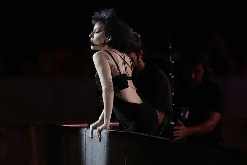 ARCHIVO - Lady Gaga ensaya para su concierto gratuito en la playa de Copacabana, en Río de Janeiro, el 2 de mayo de 2025. (Foto AP/Bruna Prado, archivo)