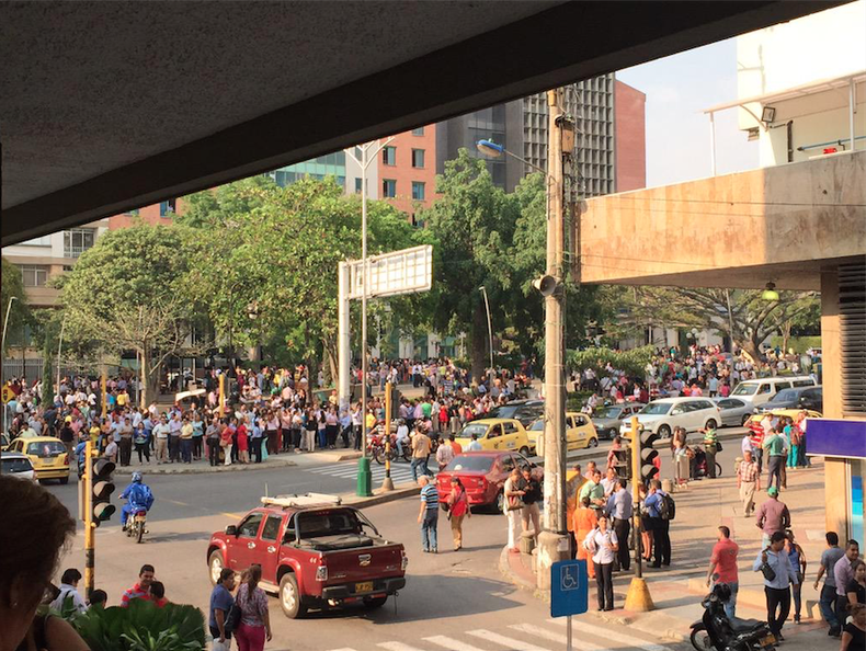 Evacuación en el centro de Bucaramanga por #temblor temblor de 6.8 grados.