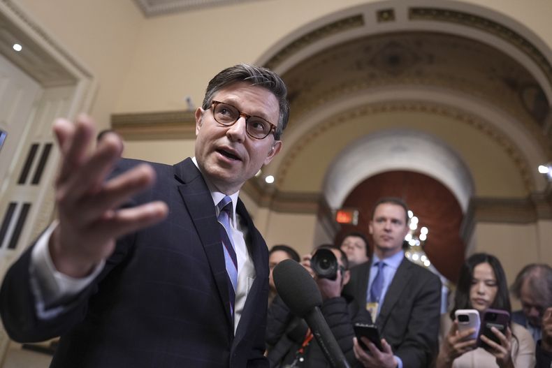 El presidente de la Cámara de Representantes, Mike Johnson, republicano por Luisiana, habla con los periodistas en el Capitolio en Washington, el jueves 10 de abril de 2025. (AP Foto/J. Scott Applewhite)
