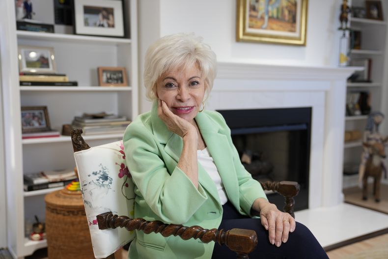 ARCHIVO - La autora Isabel Allende posa en su estudio de escritura en Sausalito, California, el 12 de abril de 2023. (Foto AP/Eric Risberg, archivo)