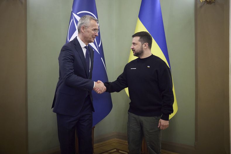En esta imagen proporcionada por la oficina de prensa de la presidencia de Ucrania, el secretario general de la OTAN Jens Stoltenberg, izquierda, es recibido por el presidente ucraniano Volodymyr Zelenskyy en Kiev, Ucrania, el jueves 20 de abril de 2023. (Oficina de prensa de la presidencia de Ucrania vía AP)