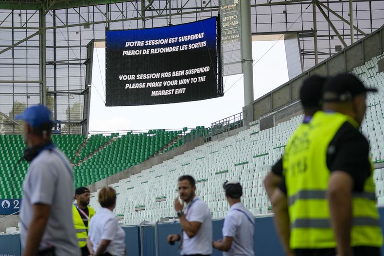La pantalla de video anuncia que el partido entre Argentina y Marruecos en el fútbol masculino de los Juegos Olímpicos ha sido suspendido, el miércoles 24 de julio de 2024, en el estadio Geoffroy-Guichard de Saint-Etienne, Francia. (AP Foto/Silvia Izquierdo)