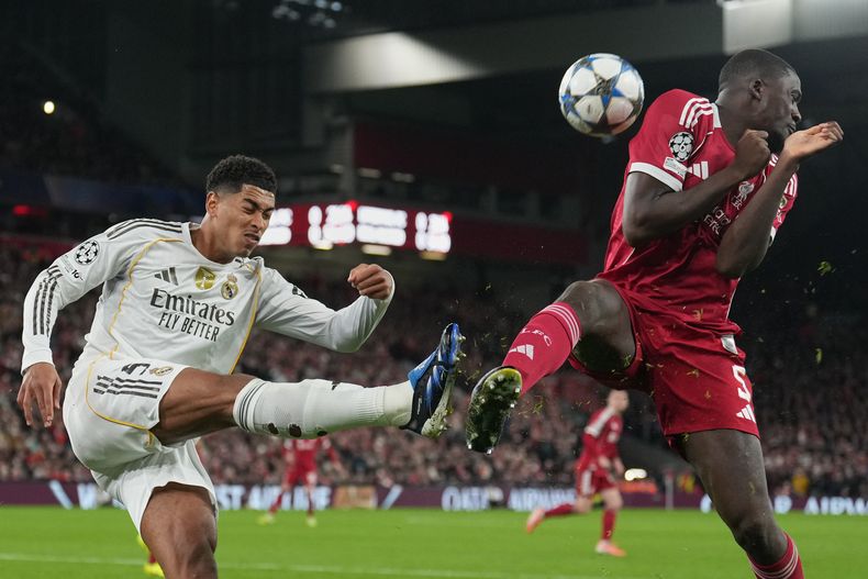 Jude Bellingham, del Real Madrid, remata frente a Ibrahima Konate, del Liverpool, en un partido de la Liga de Campeones, disputado el martes 4 de noviembre de 2025 (AP Foto/Jon Super)
