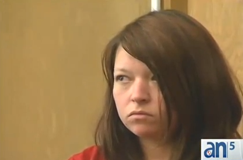 Mientras la Fiscalía Estatal le ofrecía un acuerdo a la madre acusada de llevarse por la fuerza a uno de sus hijos de la escuela Gulfstream, los abogados lanzaron fuertes acusaciones contra los policías que investigaron el caso.