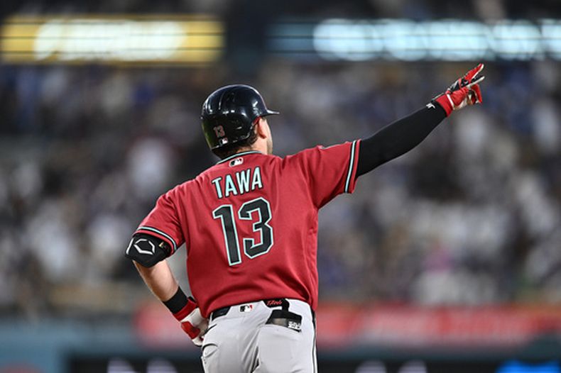 Tim Tawa, de los Diamondbacks de Arizona, hace un gesto tras conectar un jonrón durante la cuarta entrada de un partido de béisbol contra los Dodgers de Los Ángeles, el viernes 10 de julio de 2026, en Los Ángeles. (Foto AP/William Liang)
