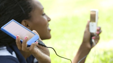 como cargar tu telefono movil con el sol y el movimiento