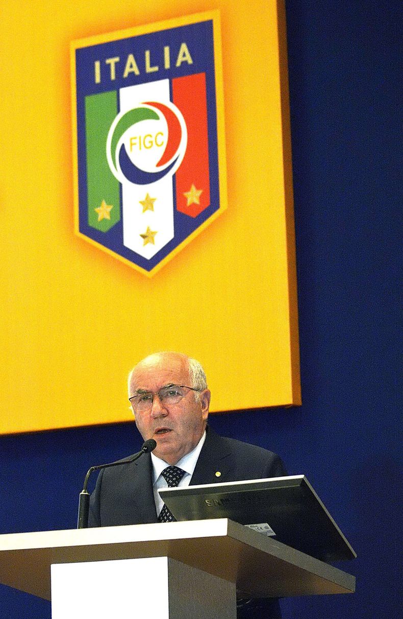El candidato a la presidencia de la federaci&oacute;n italiana de f&uacute;tbol Carlo Tavecchio habla durante una conferencia de la Liga Amateur en Roma el 25 de julio. La candidatura de Tavecchio sufri&oacute; un duro golpe cuando el dirigente hizo unas