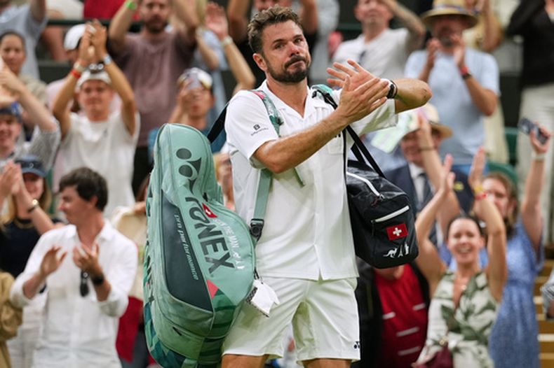 Stan Wawrinka se despide de la pista tras perder ante Matteo Berrettini en la primera ronda del torneo de Wimbledon, el martes 30 de junio de 2026, en Londres. (AP Foto/Kirsty Wigglesworth)