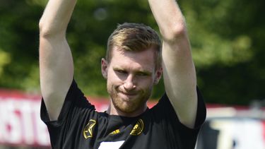 americateve | El jugador de la selecci&oacute;n de Alemania, Per Pertesacker, levanta el trofeo de campe&oacute;n del Mundial el 15 de julio de 2014 en Berl&iacute;n. Mertesacker anunci&oacute; su retiro de la selecci&oacute;n el 15 de agosto. (AP Photo/Jens Meyer, fil