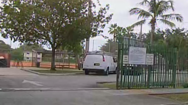 policia busca a una ladrona que asalto a tiros a tres jovencitos hispanos en el noroeste de miami