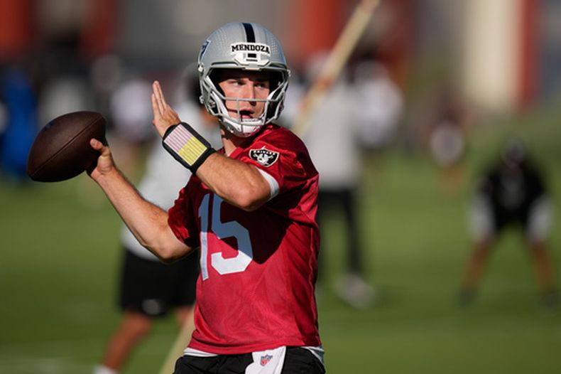 ARCHIVO - Fernando Mendoza, quarterback de los Raiders de Las Vegas, participa en un entrenamiento el miércoles 10 de junio de 2026 en Henderson, Nevada (AP Foto/John Locher)