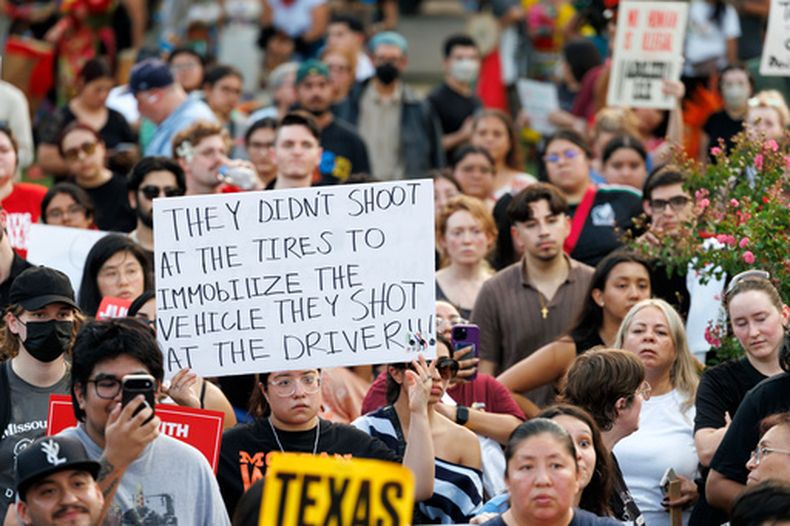 Una mujer sostiene un letrero durante una vigilia en honor de Lorenzo Salgado Araujo, un inmigrante mexicano abatido a tiros un día antes por un agente federal de inmigración, el miércoles 8 de julio de 2026, en Houston. (AP Foto/Mark Felix)