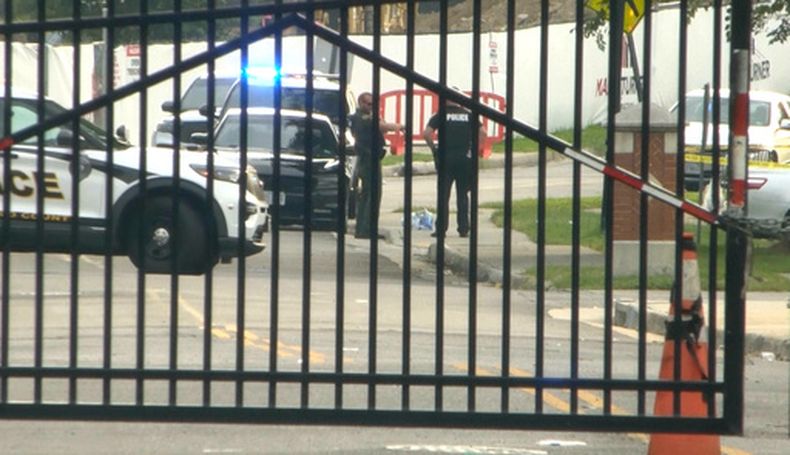 Agentes de policía vigilan tras un tiroteo en la Universidad Estatal de Virginia, el 15 de agosto de 2026, en Petersburg, Virginia. (WWBT vía AP)