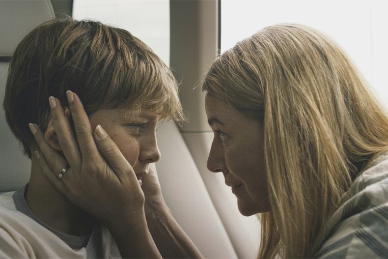 Esta imagen difundida por CineCaníbal muestra a Lou Goossens, a la izquierda, y Emilie de Roo en una escena de Young Hearts. (CineCaníbal via AP)