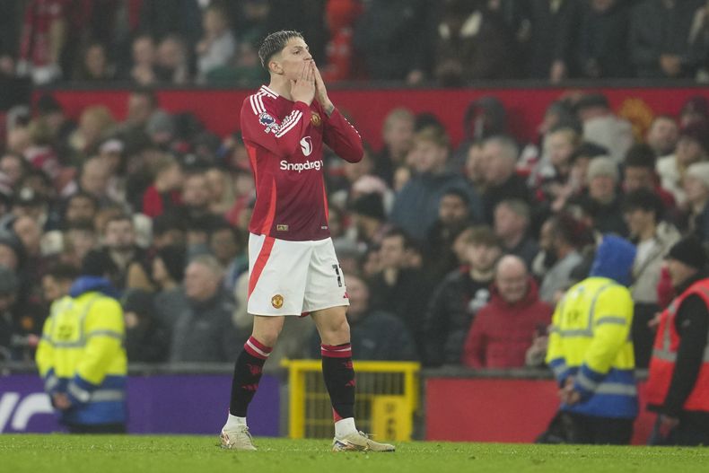 Alejandro Garnacho celebra tras anotar el tercer gol de Manchester United en el partido contra Leicester City en la Liga Premier, el domingo 10 de noviembre de 2024. (AP Foto/Jon Super)