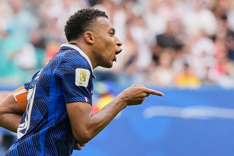 Kylian Mbappé, de la selección de Francia, festeja tras anotar el tercer tanto de su equipo en el duelo por la tercera posición del Mundial ante Inglaterra, el sábado 18 de julio de 2026 en Miami Gardens, Florida (AP Foto/Rebecca Blackwell)