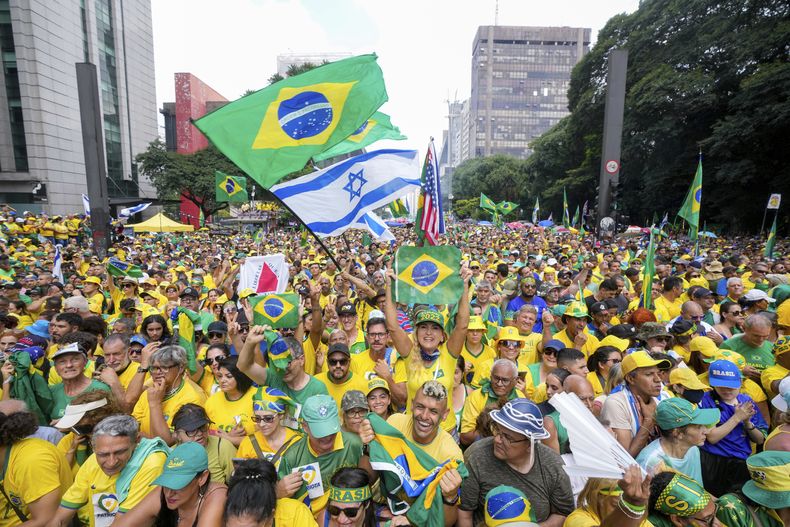 Simpatizantes del expresidente brasileño Jair Bolsonaro se congregan para manifestarle su apoyo el domingo 25 de febrero de 2024, en Sao Paulo. (AP Foto/André Penner)