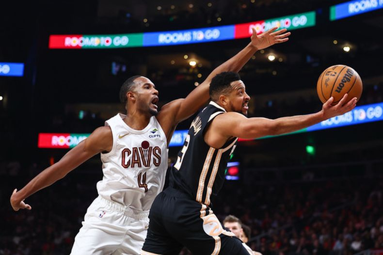 CJ McCollum, de los Hawks de Atlanta, dispara frente a Evan Mobley, de los Cavaliers de Cleveland, en el duelo del viernes 10 de abril de 2026 (AP Foto/Colin Hubbard)