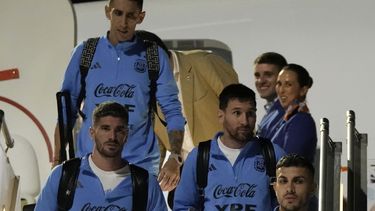 Argentina debuta mirando con prudencia su cartel de favorita