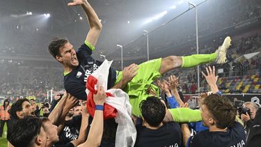 Los jugadores de Bochum celebran tras asegurar la permanencia en la primera división con una victoria ante Fortuna Duesseldorf, el lunes 27 de mayo de 2024. (Marius Becker/dpa vía AP)