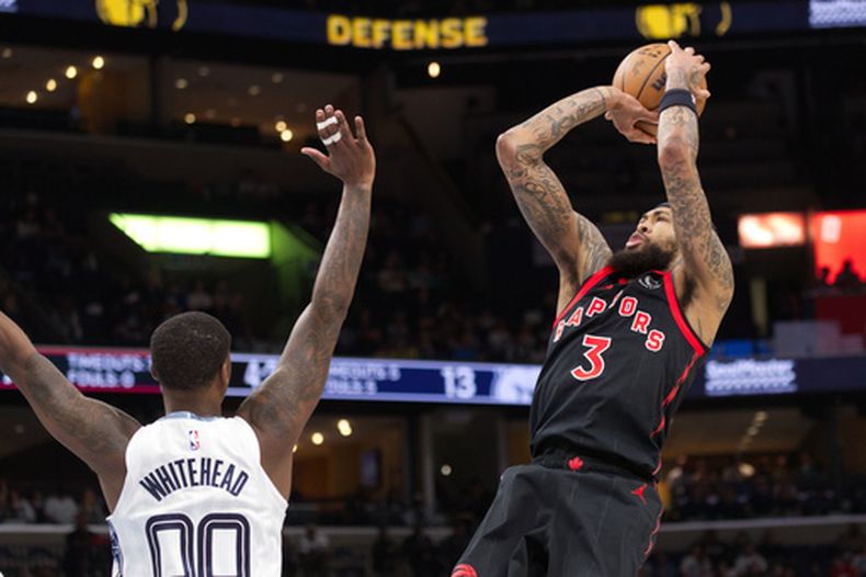Brandon Ingram, de los Raptors de Toronto, dispara frente a Dariq Whitehead, de los Grizzlies de Memphis, el viernes 3 de abril de 2026 (AP Foto/Nikki Boertman)