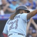 El dominicano Vladimir Guerrero, de los Azulejos de Toronto, festeja luego de anotar ante los Cerveceros de Milwaukee, el martes 30 de mayo de 2023 ((Nathan Denette/The Canadian Press via AP)