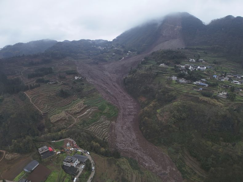 Foto publicada por la agencia de noticias Xinhua que muestra el sitio del deslave en la aldea Jinping, condado Junlian, en la ciudad de Yibin, provincia Sichuan, en China, el 8 de febrero del 2025. (Zeng Li/Xinhua via AP)