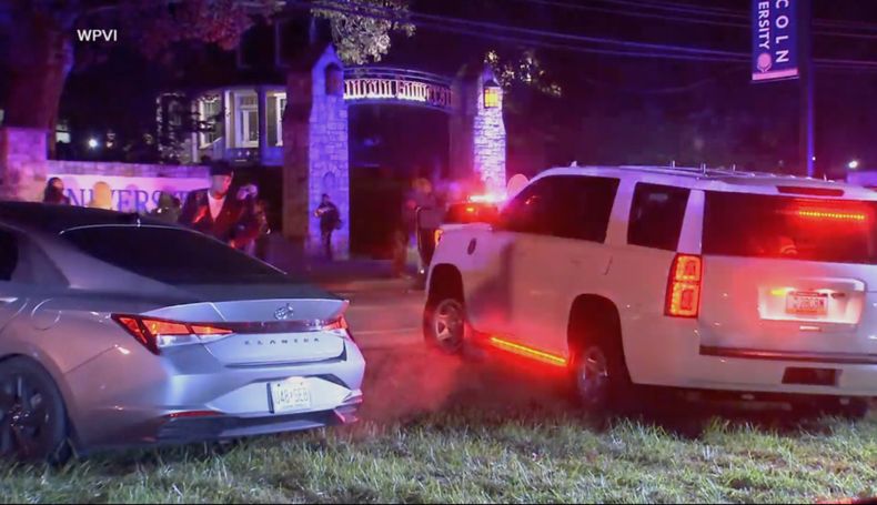 Policías vigilan afuera de la Universidad Lincoln de Pensilvania tras un tiroteo mortal el sábado 25 de octubre de 2025 cerca de Oxford, Pensilvania. (WPVI-TV vía AP)