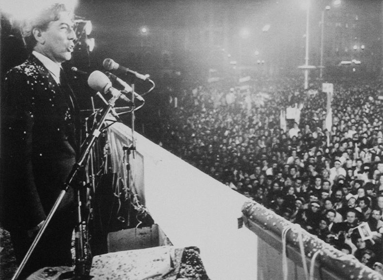 ARCHIVO - El escritor Mario Vargas Llosa habla en un mitin en Lima, Perú, el 21 de agosto de 1987, ante una multitud de más de 50.000 personas. (Foto AP/A. Balaguer, Archivo)